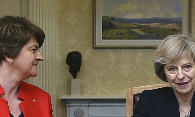 Dette er partiet som skal redde Theresa May: Benekter klimaforandringene og er mot abort og homoekteskap